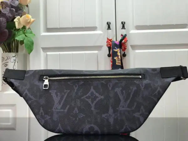 LOUIS VUITTON DISCOVERY BUMBAG 0128