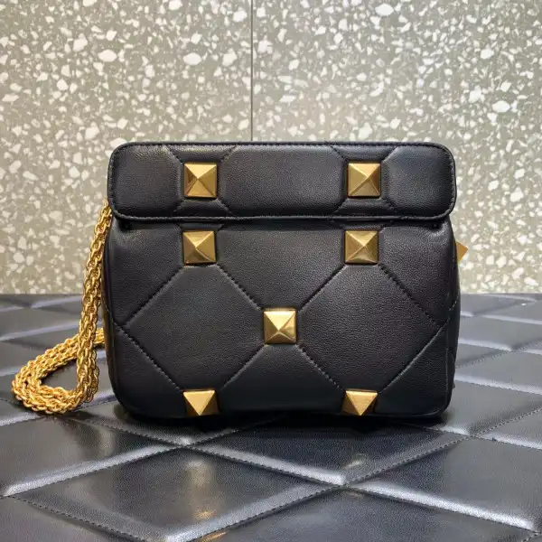 VALENTINO ONLINE EXCLUSIVE SMALL ROMAN STUD THE SHOULDER BAG WITH CHAIN 0124