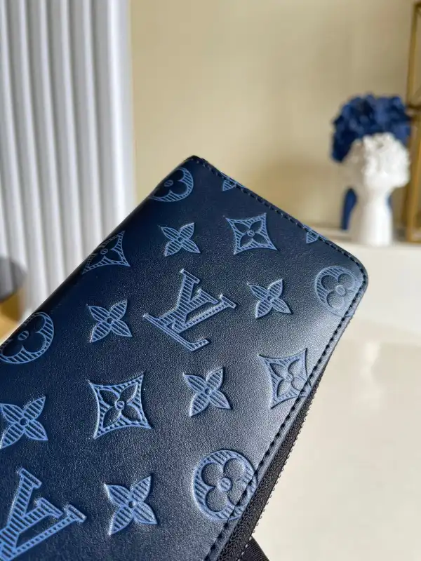 LOUIS VUITTON ZIPPY WALLET 0125