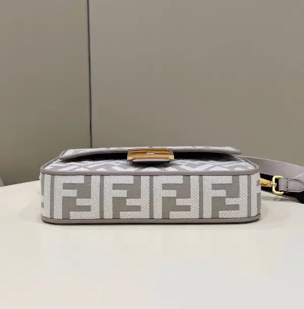 FENDI BAGUETTE-27*6*14CM 0126