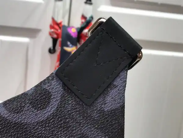 LOUIS VUITTON DISCOVERY BUMBAG 0128