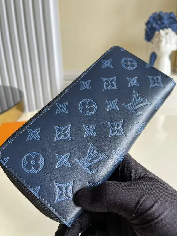 LOUIS VUITTON ZIPPY WALLET 0125