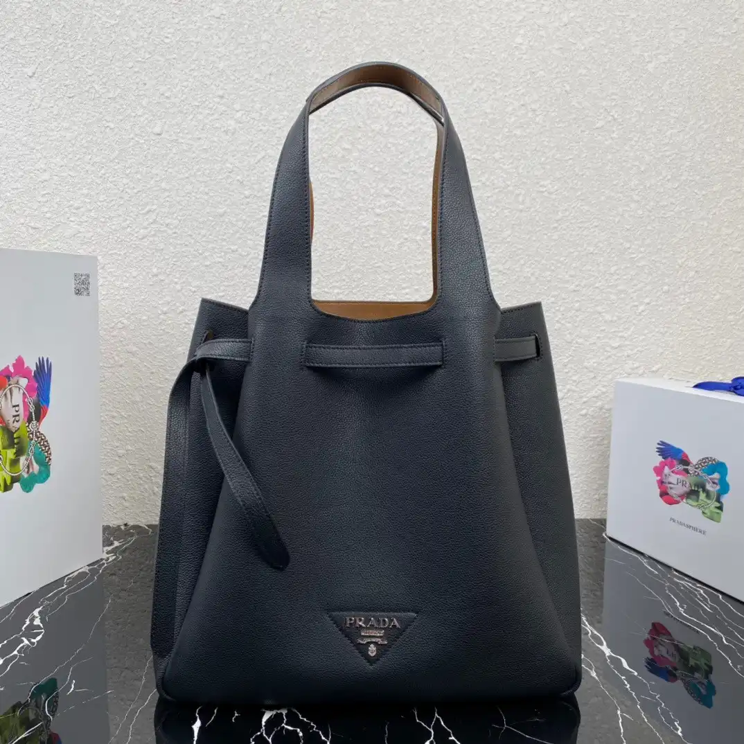 PRADA Leather tote 0202