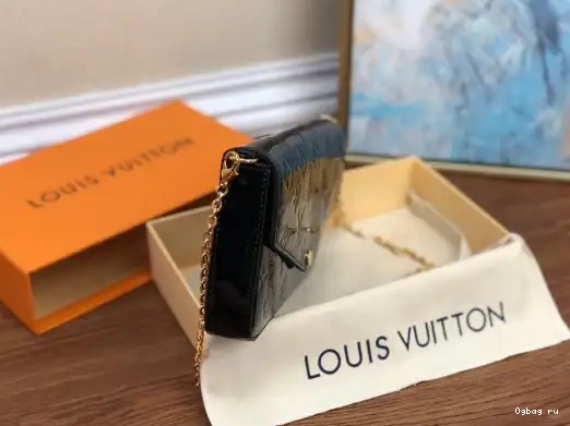 VUITTON LOUIS POCHETTE FÉLICIE 0223