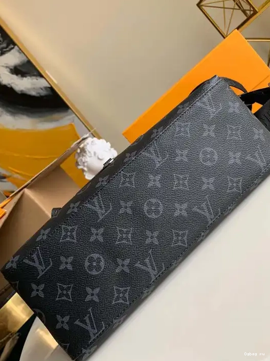 VUITTON MESSENGER LOUIS BAG 0222