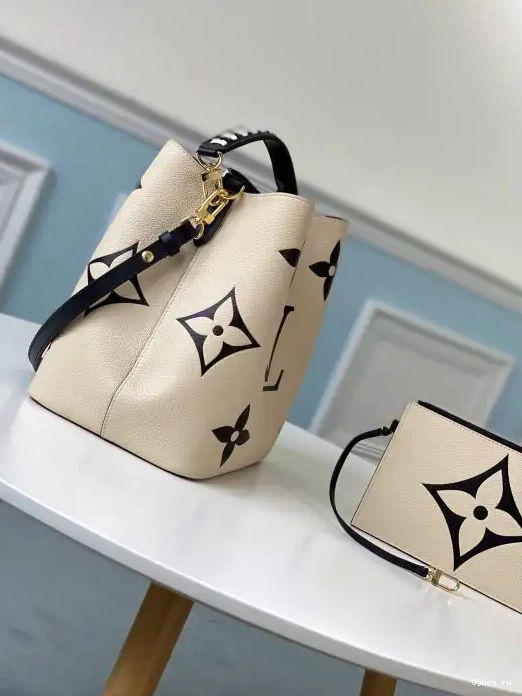 VUITTON NÉONOÉ LOUIS 0218