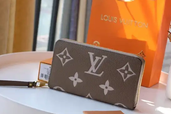 ZIPPY LOUIS VUITTON WALLET 0226