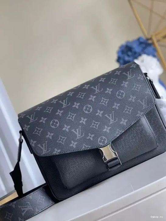 LOUIS VUITTON MESSENGER NEW 0227