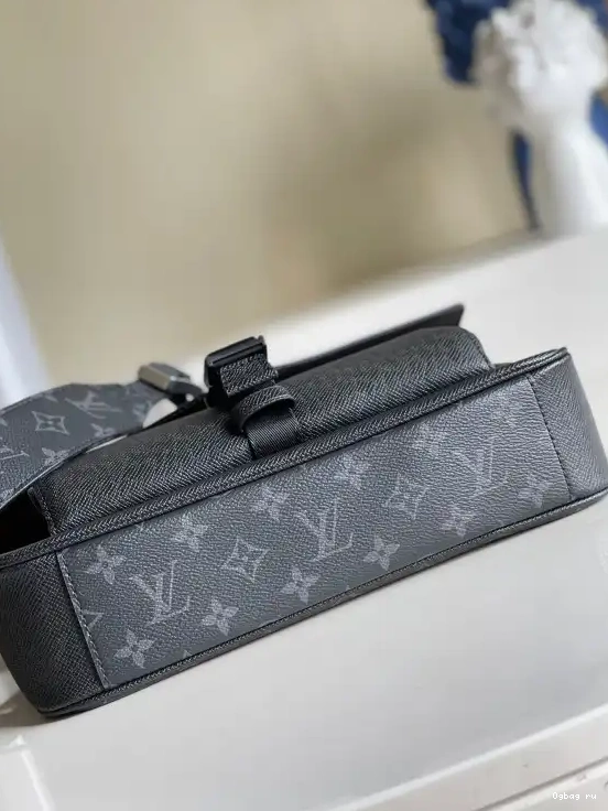 LOUIS VUITTON MESSENGER NEW 0227