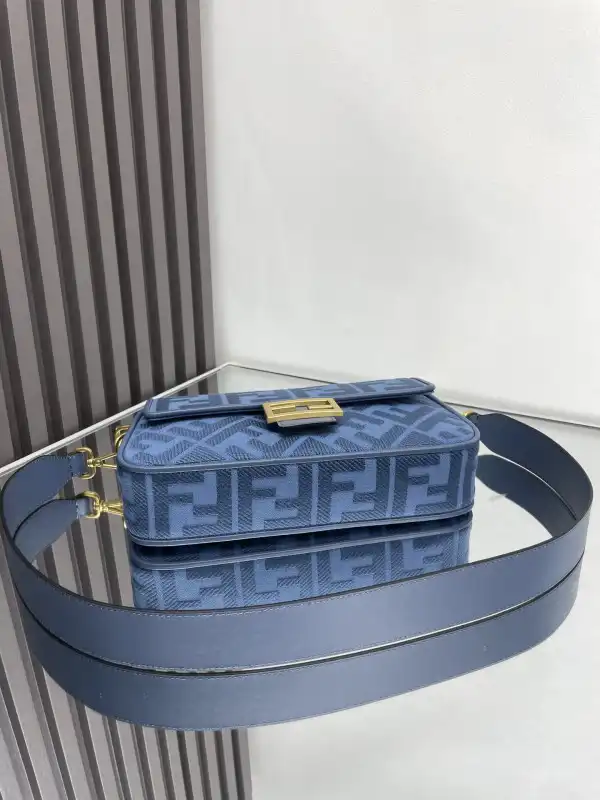 FENDI BAGUETTE-26*13*6CM 0205