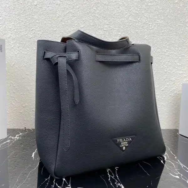 PRADA Leather tote 0202