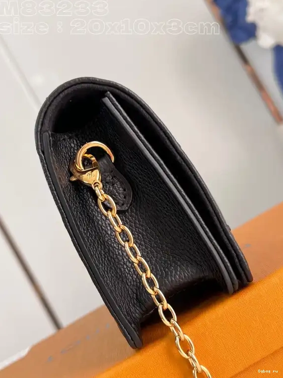 VUITTON On LOUIS Lily Wallet Chain 0218