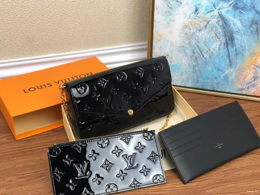 VUITTON LOUIS POCHETTE FÉLICIE 0223