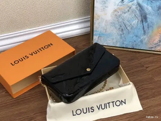 VUITTON LOUIS POCHETTE FÉLICIE 0223