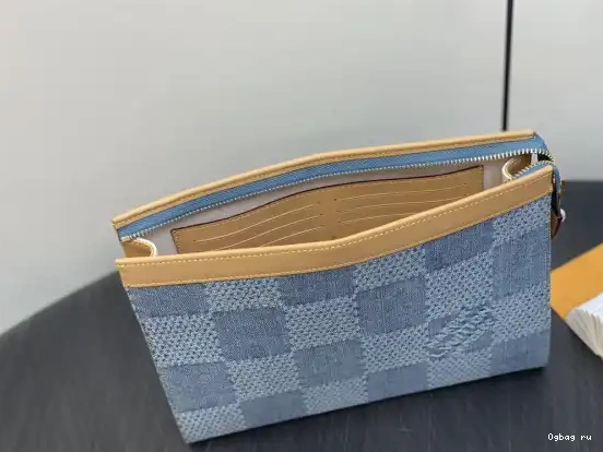 LOUIS VOYAGE-27*21*6CM POCHETTE VUITTON 0212