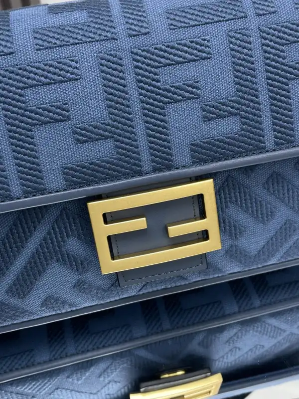 FENDI BAGUETTE-26*13*6CM 0205