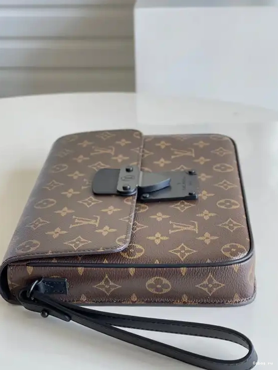 POUCH LOCK VUITTON A4 LOUIS S 0222