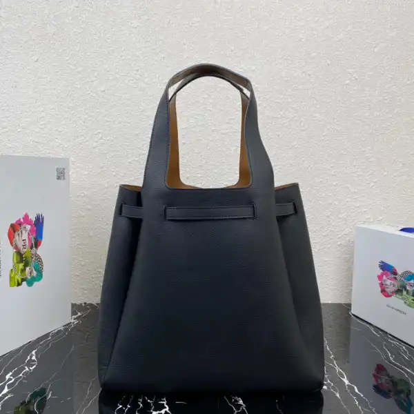 PRADA Leather tote 0202