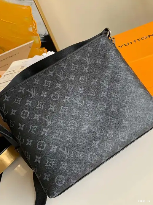 VUITTON MESSENGER LOUIS BAG 0222