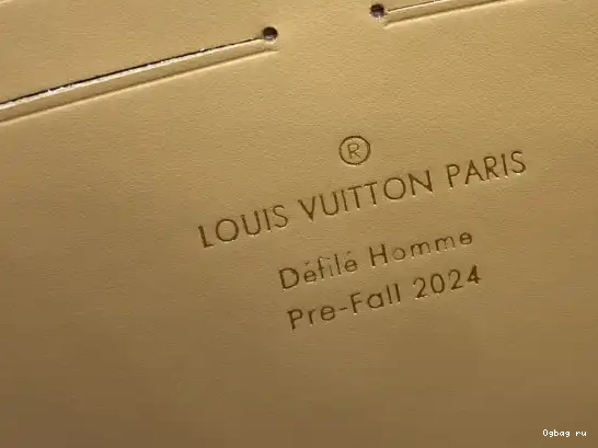 LOUIS VOYAGE-27*21*6CM POCHETTE VUITTON 0212