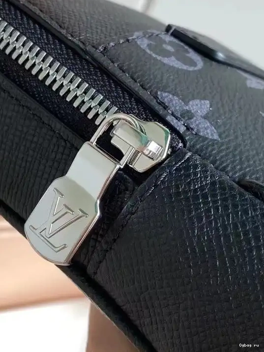 OUTDOOR LOUIS SLINGBAG VUITTON 0218