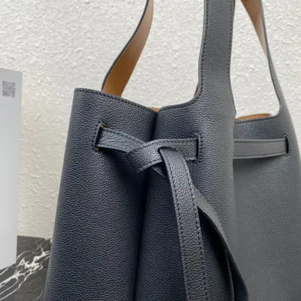 PRADA Leather tote 0202