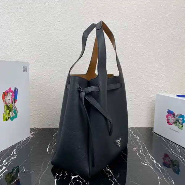 PRADA Leather tote 0202