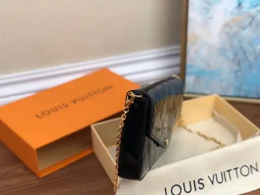 VUITTON POCHETTE FÉLICIE LOUIS 0209