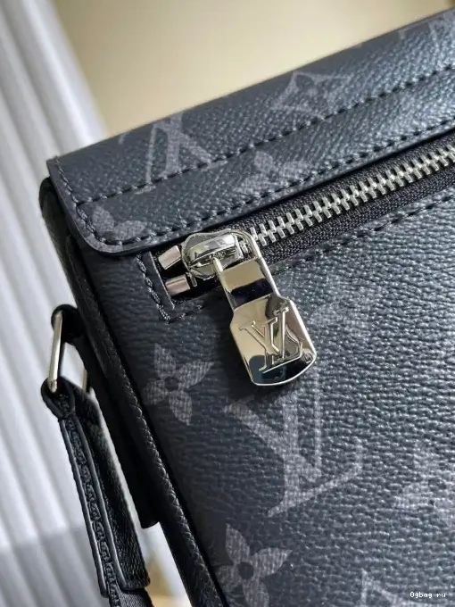 LOUIS VUITTON MESSENGER NEW 0227