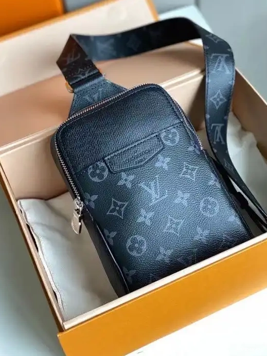 OUTDOOR LOUIS SLINGBAG VUITTON 0218