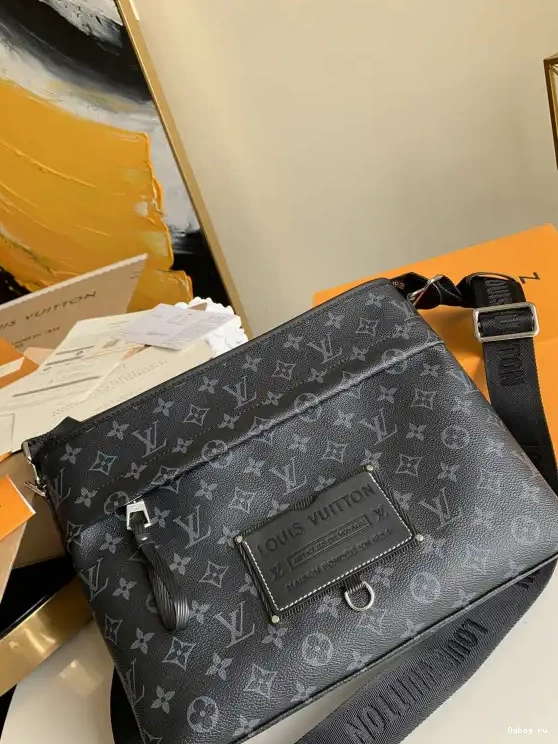 VUITTON MESSENGER LOUIS BAG 0222