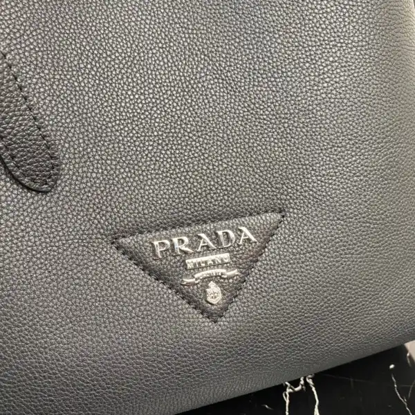 PRADA Leather tote 0202