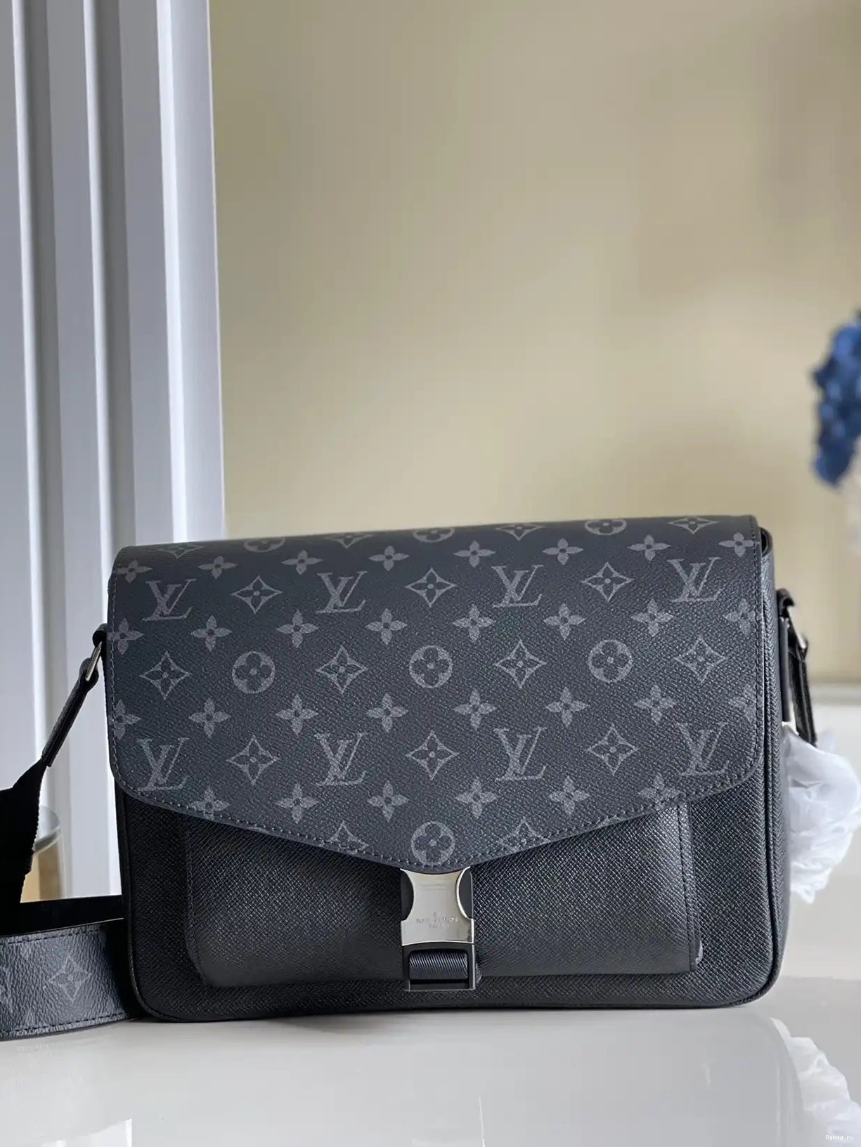 LOUIS VUITTON MESSENGER NEW 0227