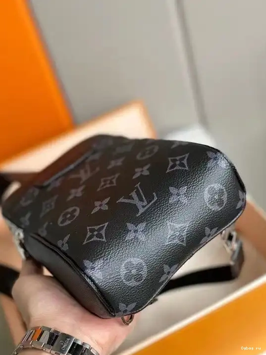 OUTDOOR LOUIS SLINGBAG VUITTON 0218