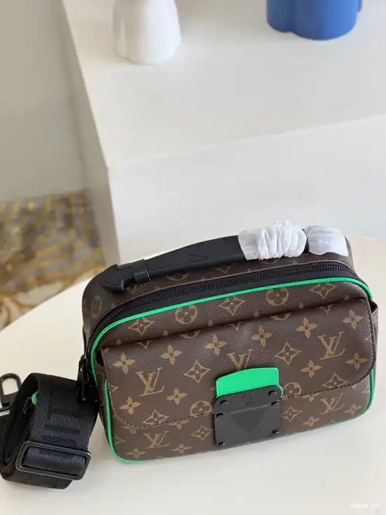 VUITTON LOUIS MESSENGER S LOCK 0318