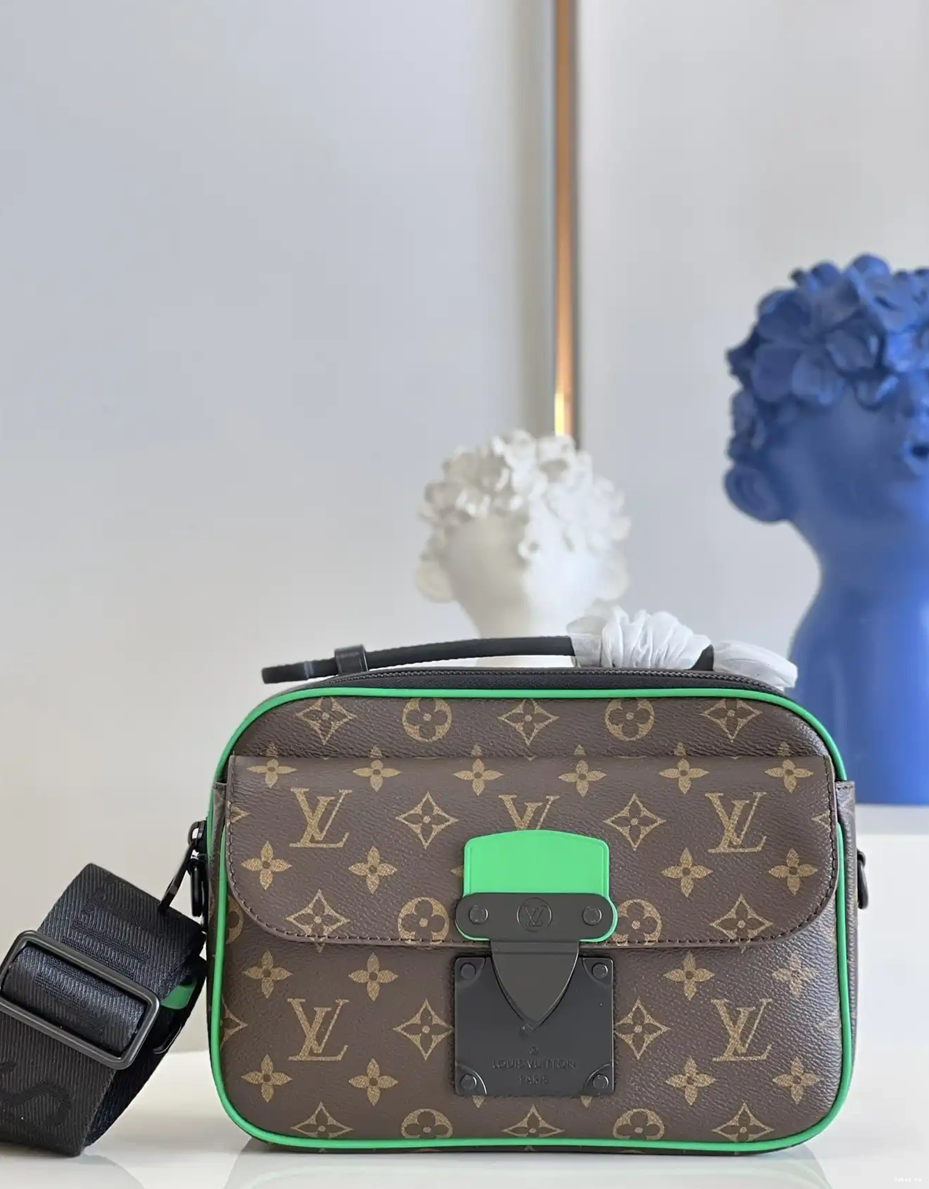VUITTON LOUIS MESSENGER S LOCK 0318