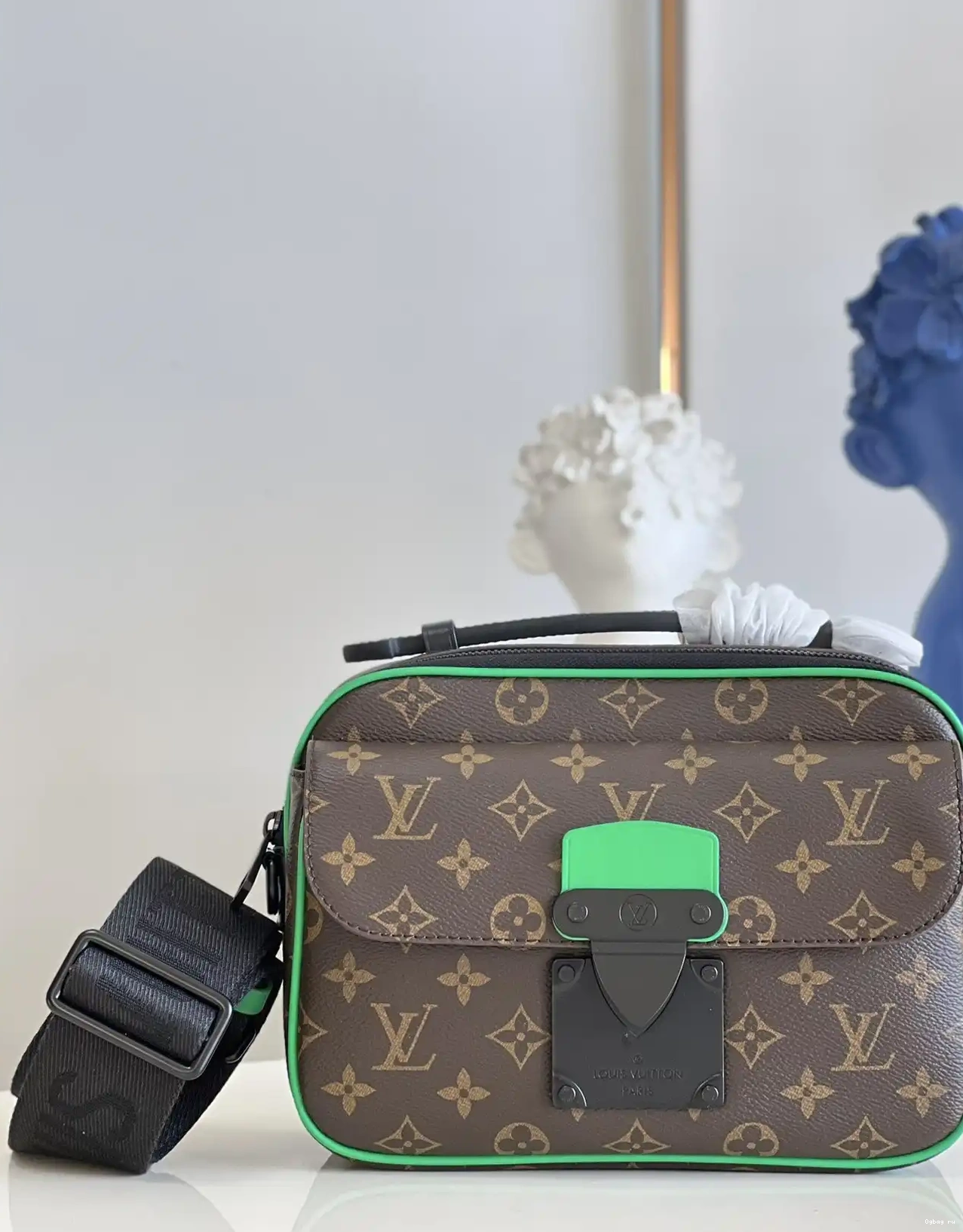 VUITTON LOUIS MESSENGER S LOCK 0318