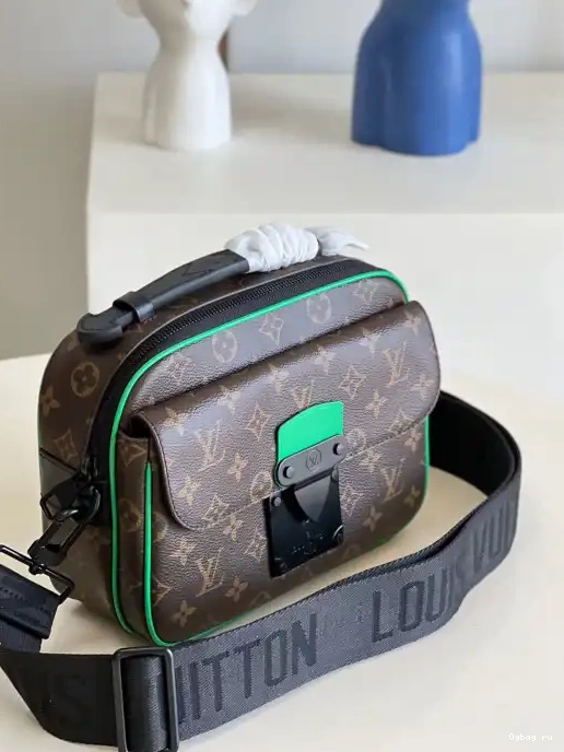 VUITTON LOUIS MESSENGER S LOCK 0318