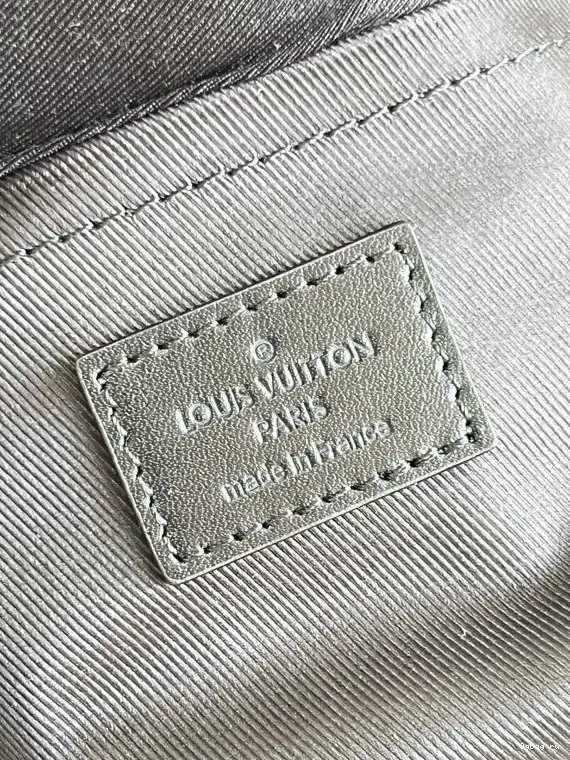 VUITTON LOUIS MESSENGER S LOCK 0318