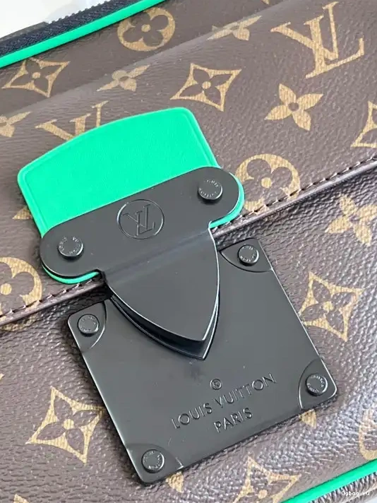 VUITTON LOUIS MESSENGER S LOCK 0318