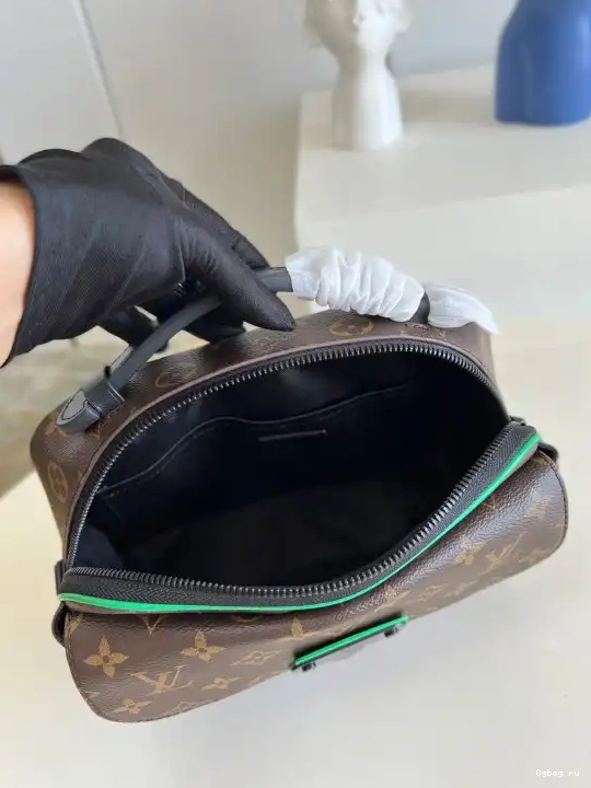 VUITTON LOUIS MESSENGER S LOCK 0318