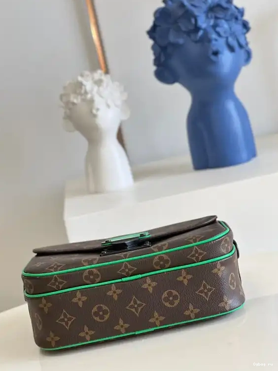 VUITTON LOUIS MESSENGER S LOCK 0318
